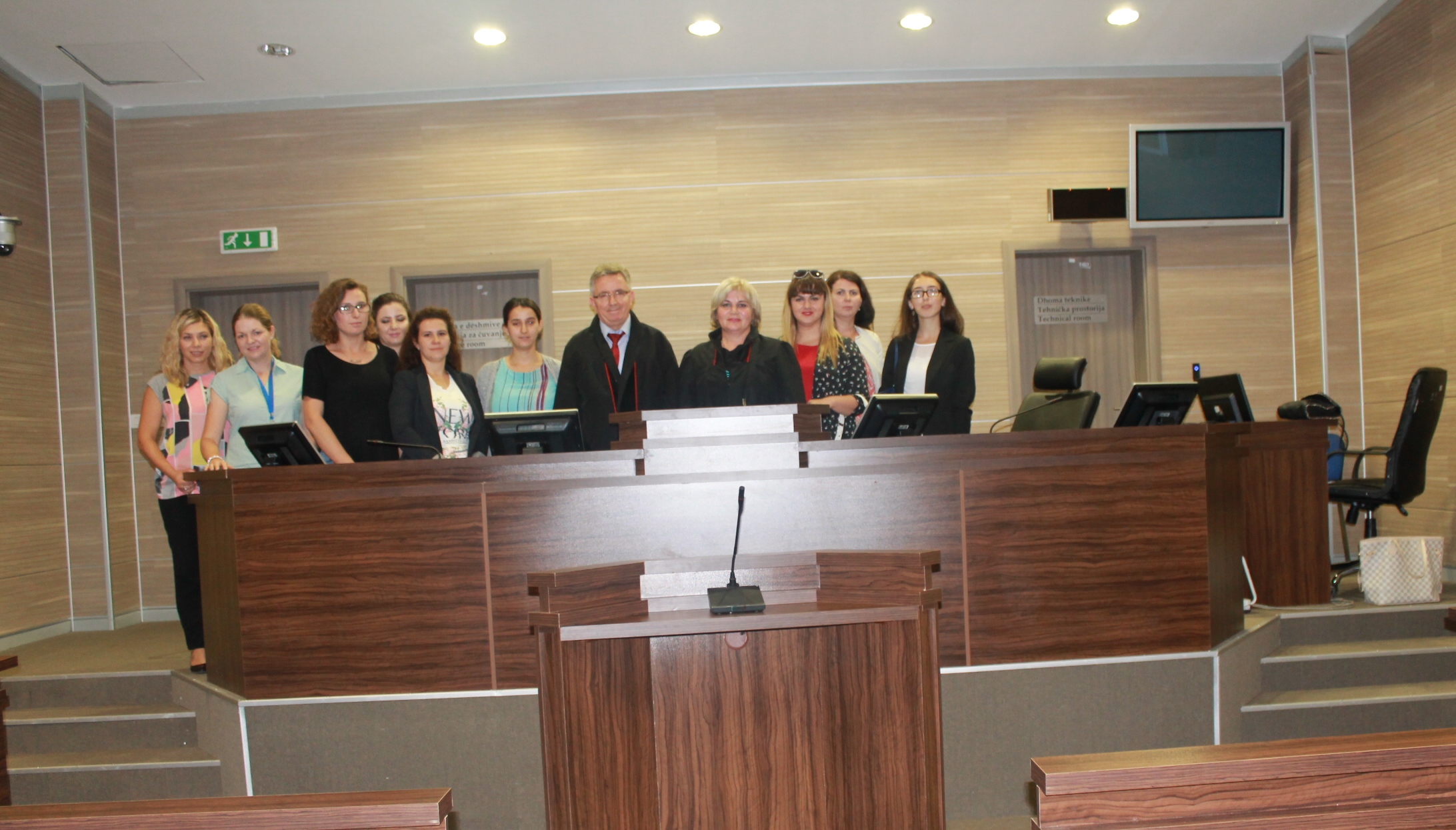 Një grup i juristeve të diplomuara vizituan Gjykatën Themelore në Prishtinë