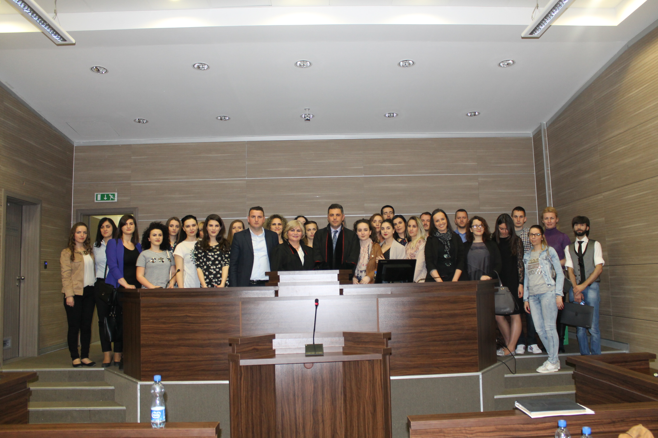 Një grup prej 40 studentësh nga jugu dhe veriu i Mitrovicës,vizituan Gjykatën Themelore  në Prishtinë