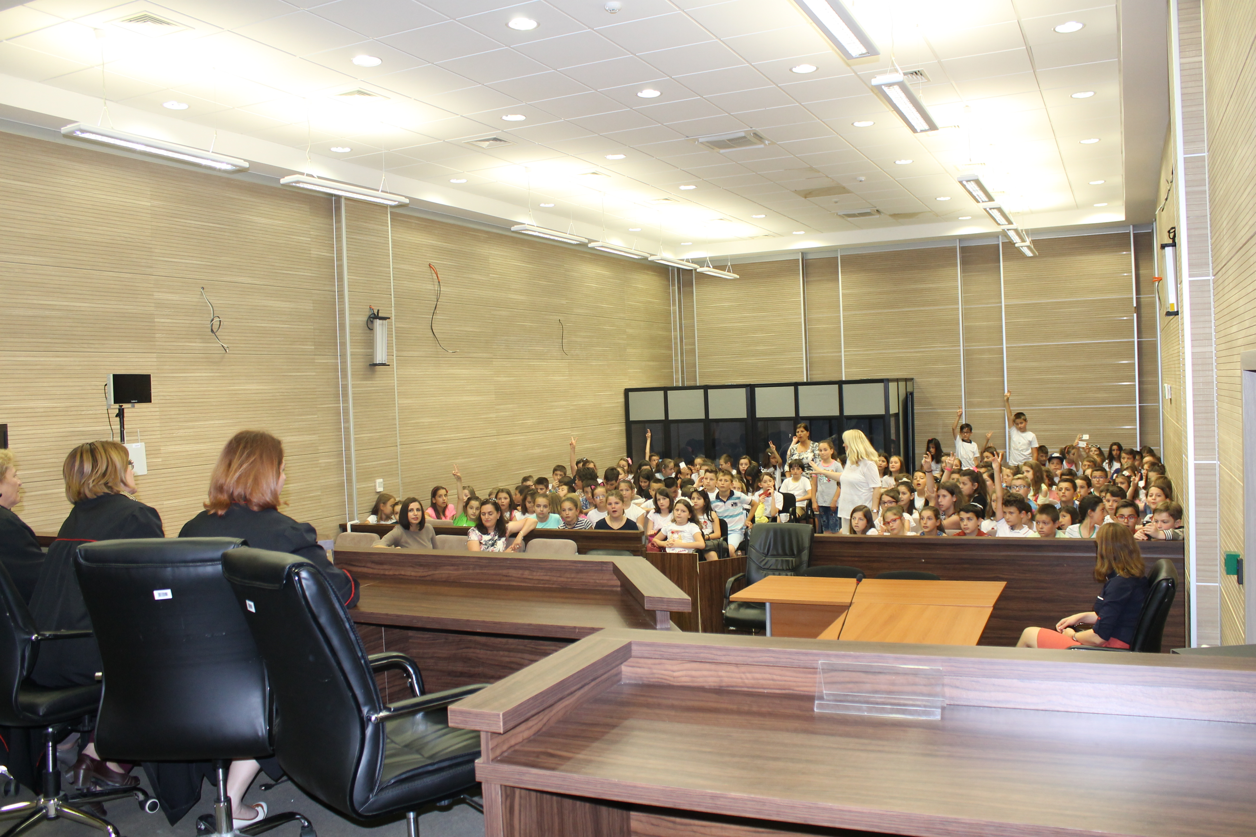 Rreth 200 nxënës vizituan Gjykatën Themelore në Prishtinë