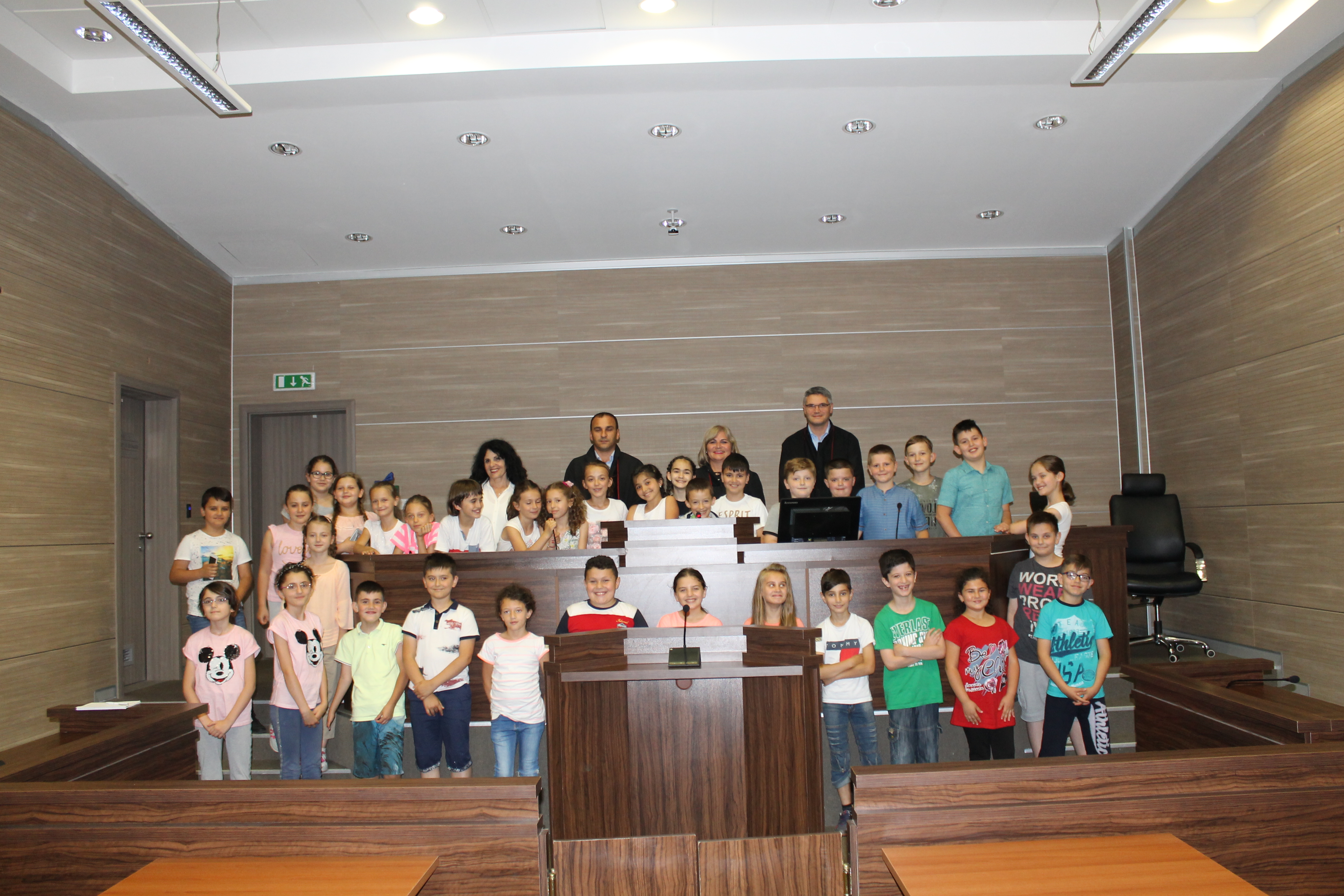 Nxënësit e shkollës fillore “Asim Vokshi” vizitojnë Gjykatën Themelore në Prishtinë