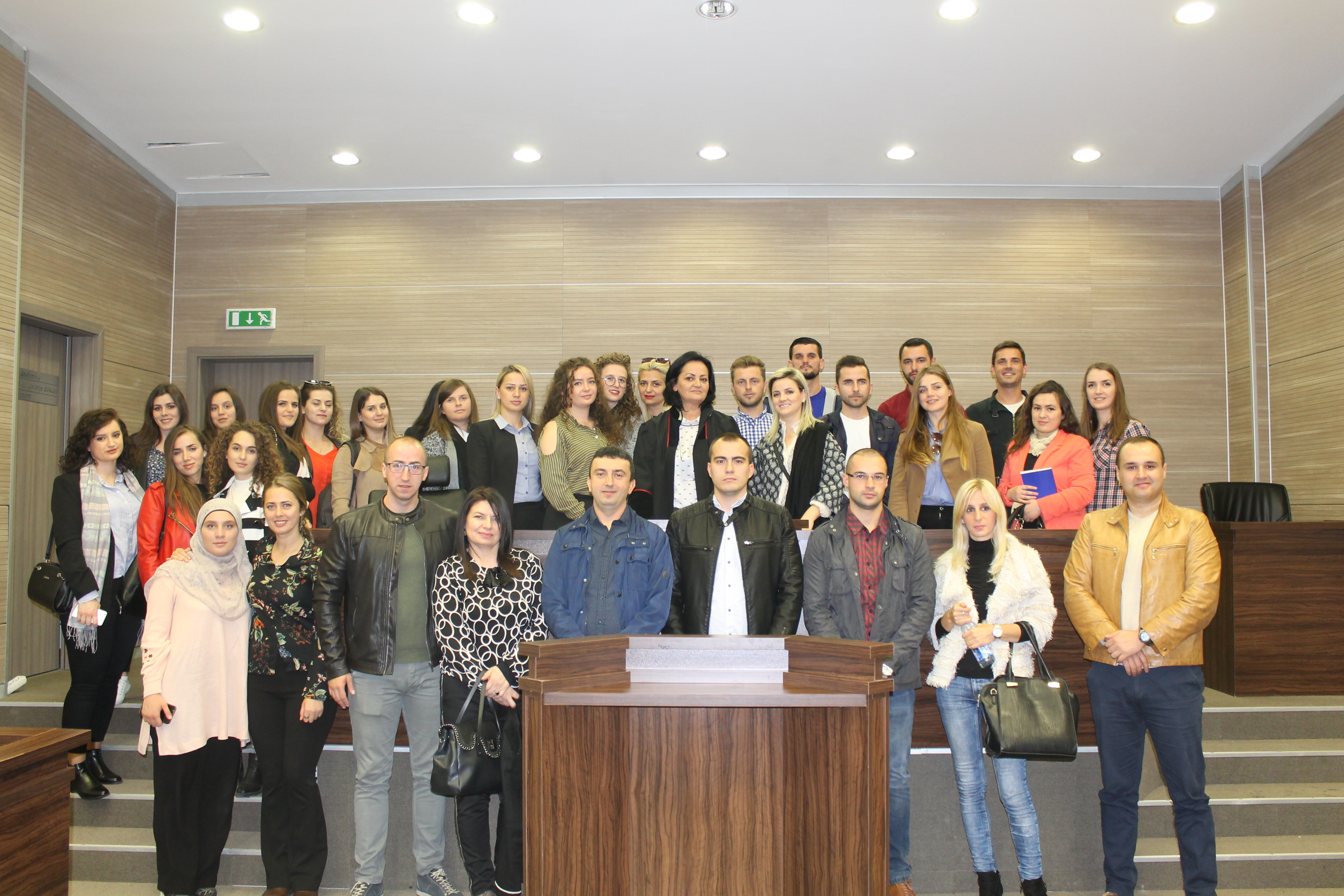 Praktikantë nga Gjykata dhe Prokuroria e Mitrovicës vizitojnë Gjykatën Themelore në Prishtinë