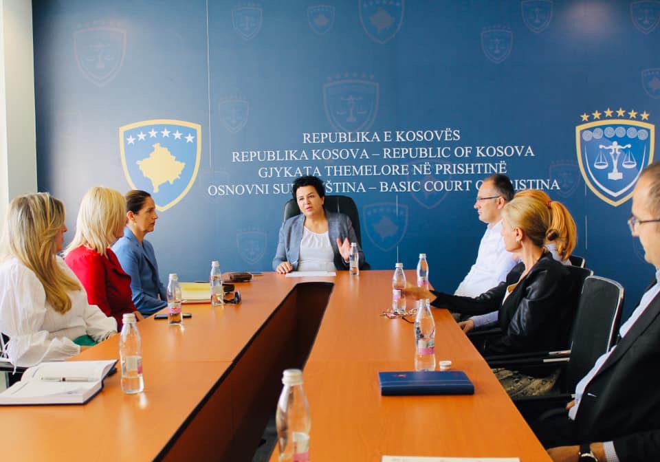 Kryetarja Bytyçi takon gjyqtarët e Departamentit Administrativ