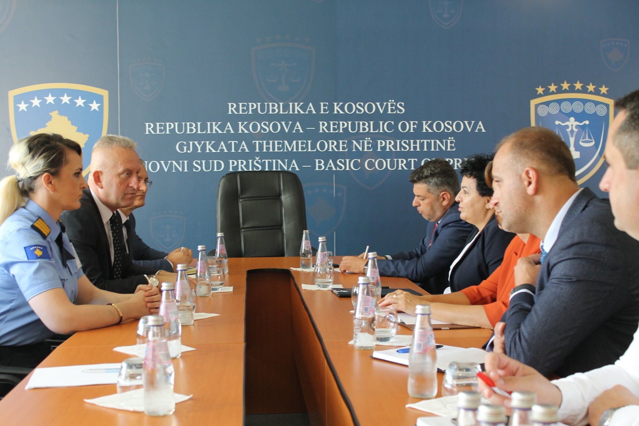 Kryetarja Bytyçi takon përfaqësues nga Policia e Kosovës